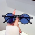 Occhiali da sole tondi neri opachi retrò con lenti blu tenuti in mano per uomo - Montatura nera lenti blu profondo