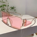 Detalle de lentes rosa transparentes y montura plateada futurista en gafas de sol XXL - Montura Té Gris Lente Rosa