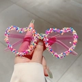 Occhiali da sole rosa a forma di cuore con decoro di granelli colorati per feste - Rosa