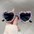 Dettaglio ravvicinato di occhiali da festa a forma di cuore con decorazioni colorate sulla montatura - Nero e Grigio