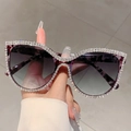 Occhiali da sole cat-eye oversize con strass e montatura viola con stampa leopardata - Montatura Floreale Viola Lenti Sfumate Grigie Strass Bianchi