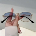 Occhiali da sole ovali rétro con montatura dorata e lenti sfumate blu-grigio - Montatura Oro Lenti Sfumate Blu Rosa