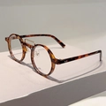 Vista detallada de gafas redondas retro de carey con estructura de doble puente dorado - Marco de Carey Lente Transparente