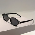 Dettaglio di occhiali da sole ovali vintage con montatura nera e accenti metallici argentati - Montatura Nera Lenti Grigie