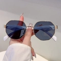 Lunettes de soleil octogonales en métal doré avec verres foncés et branches blanches - Monture Dorée Verres Gris Branches Blanches
