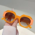 Gafas de sol geométricas naranjas con montura gruesa y lentes de color marrón oscuro - Montura Naranja Lentes Degradados Gris Té