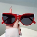 Gafas de sol de ojo de gato rojas de moda con detalles blancos y lentes oscuros - Montura Roja Bloques de Color Blanco y Negro (Lente Gris)
