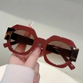 Gafas de sol poligonales granates con detalles de carey sostenidas con la mano - Montura Roja Lente Té Degradado