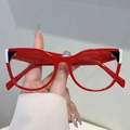 Rote Cat-Eye-Brille mit schwarz-weißem geometrischem Color-Blocking-Design - Rot mit schwarz-weißen Enden