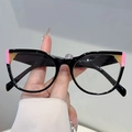 Montatura cat-eye nera con dettagli color block rosa e arancione sugli angoli - Nero con punte rosa e gialle