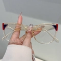 Transparente champagnerfarbene Blaulichtfilter-Brille mit rot-blauen Farbakzenten am Rahmen - Champagner mit blau-roten Enden