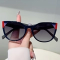 Gafas de sol bicolor en azul oscuro y rojo con lentes degradadas de estilo moderno - 50-19-139 / Montura Azul Oscuro Bloques de Color Rojo y Púrpura (Lente Gris Degradado)