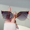 Gafas de sol cat-eye con montura champán, lentes degradadas violeta y bloques de color - Montura Champán Bloques de Color Rojo y Azul (Lente Gris Degradado)