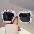 Occhiali da sole Birthday Girl quadrati con perle bianche e decorazioni colorate - Montatura Bianca Lenti Grigie