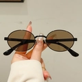Lunettes de soleil ovales rétro avec verres marron foncé et monture noire fine - Monture Noire Verres Thé Clair