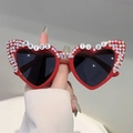 Occhiali da sole a cuore rossi con strass colorati e scritta BRIDE TO BE - Montatura Rossa Lenti Grigie