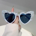Occhiali da sole a cuore bianchi BRIDE TO BE con strass per addio al nubilato alla moda - Montatura Bianca Lenti Grigie