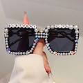 Occhiali da sole squadrati neri con scritta Birthday Girl e decorazioni con perle - Montatura Nera Lenti Grigie