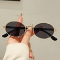 Lunettes de soleil ovales vintage avec monture en métal doré et verres gris foncé - Monture Dorée Verres Gris