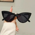 Occhiali da sole cat eye neri classici con montura in resina tenuti in mano - Montatura Nera Lenti Grigie