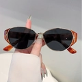 Retro Cat-Eye Sonnenbrille in Schildpatt-Optik mit goldenem H-Logo Metall-Akzent - Schildpatt-Rahmen Schwarz-graue Gläser