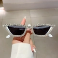 Schicke weiße Cat-Eye-Sonnenbrille mit handgesetzten Strasssteinen und dunklen Gläsern - Weiße Strasssteine Weißer Rahmen Schwarzgraue Gläser