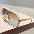 Dettaglio di occhiali da sole oversize crema con lenti sfumate e accenti in metallo oro - Montatura Beige Lenti Te Blu