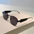Detailansicht der ovalen Metall-Sonnenbrille mit schwarzen geometrischen Details - Schwarzer Rahmen Graue Gläser