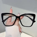 Detail einer schwarzen Cat-Eye-Brille mit eleganten goldfarbenen Metallbügeln - Schwarzer Rahmen Klare Gläser
