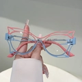 Occhiali cat-eye rosa e blu con montatura a farfalla e design geometrico traforato - Montatura bicolore rosa e grigio lenti trasparenti