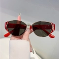 Modische rote Sonnenbrille mit goldenem H-Metall-Detail am Bügel und dunklen Gläsern - Rot Gold Rahmen Grüne Gläser
