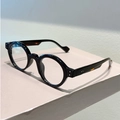 Detail von Retro-Rundbrille mit glänzend schwarzem Rahmen und Schildpatt-Bügeln - Schwarzer Rahmen Klare Linse Schildpatt-Beine