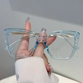 Schicke Schmetterlingsbrille mit transparenten blauen Rahmen und goldenen Bügeln - Transparenter Blauer Rahmen Klare Gläser