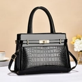 Sac à main élégant en cuir verni noir avec motif crocodile et détails dorés - Noir