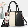 Elegante Damenhandtasche in Schwarz mit Karomuster und weichem Plüsch-Taschenanhänger - Schwarz
