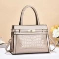 Détail du sac beige en cuir verni avec motif crocodile et boucle métallique dorée - Kaki