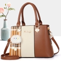 Elegante Patchwork-Handtasche mit Ledergriffen und niedlichem Monster-Anhänger für Damen - Erdgelb mit Khaki