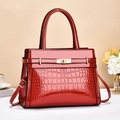 Sac à main rouge vernis motif crocodile avec fermoir doré et bandoulière réglable - Bordeaux