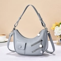 Elegante borsa a mano grigio chiaro a mezzaluna in pelle con motivo litchi - Blu