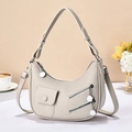 Borsa a mezzaluna beige in pelle litchi con cerniere decorative e doppi spallacci - Bianco Sporco