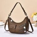 Detail der dunkelbraunen Hobo-Tasche aus Leder mit Reißverschlüssen und Klapptasche - Braun