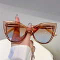 Schicke bernsteinfarbene Cat-Eye-Sonnenbrille mit braunen Verlaufsgläsern und Bügeln - Champagner-Rahmen Teeblaue Gläser