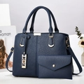Grande borsa a mano blu scuro in ecopelle martellata con pochette coordinata - Blu Reale
