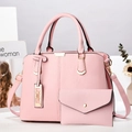 Detail der rosa Handtasche aus Kunstleder mit Litschi-Struktur und goldenen Beschlägen - Rosa
