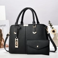 Dettaglio della borsa tote in pelle PU nera martellata con hardware dorato e pochette - Nero