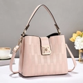Sac à main bandoulière rose pâle avec texture tressée et boucle dorée B sur table - Rose