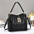 Elegante borsa a secchiello in pelle nera con fibbia a B dorata e manico largo - Nero
