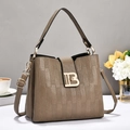 Borsa tote in pelle marrone con motivo a scacchi, fibbia B dorata e tracolla regolabile - Cachi Scuro
