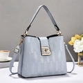 Borsa a spalla blu-grigio con trama a quadri in rilievo e fibbia a B in metallo dorato - Blu
