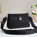 Modische Damen Schultertasche aus schwarzem Nylon mit goldenem Kleeblatt Metallelement - Vierblättriges Kleeblatt Metall-Dekor-Stil